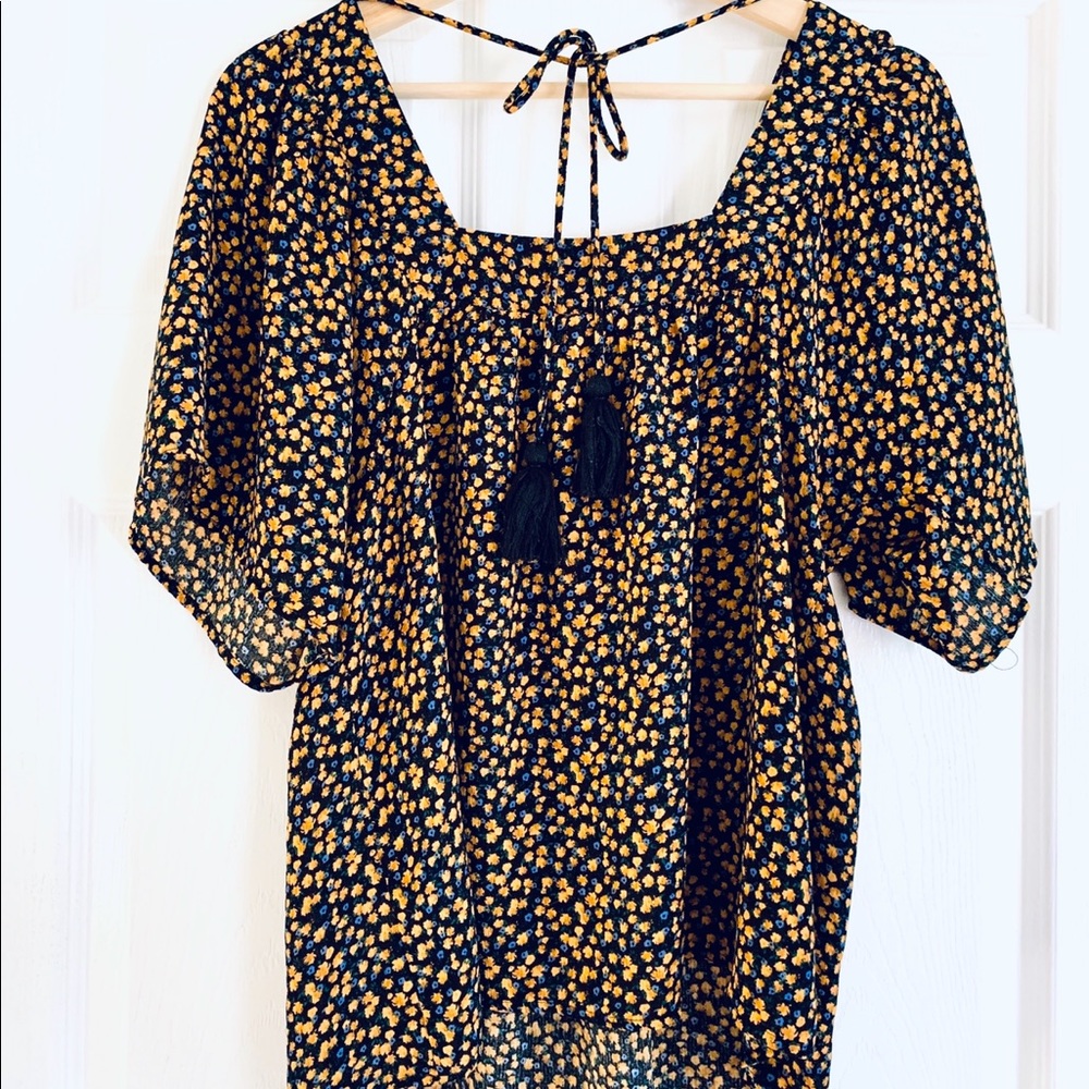NWOT Flowy Floral Tassel Tie Back Blouse